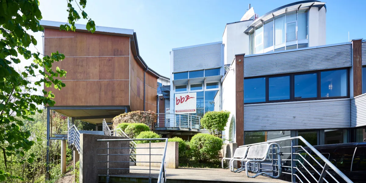 bbz Bildungszentrum Gebäude mit modernem Eingangsbereich