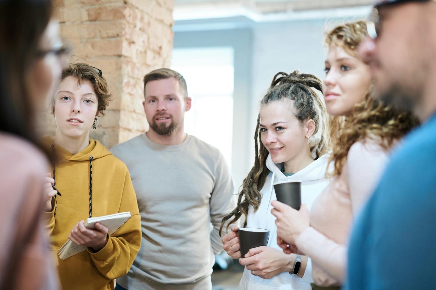 Gruppe junger Menschen im Gespräch bei einem Networking-Event